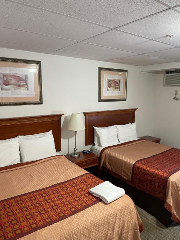 Postel nebo postele na pokoji v ubytování Colonial Motel