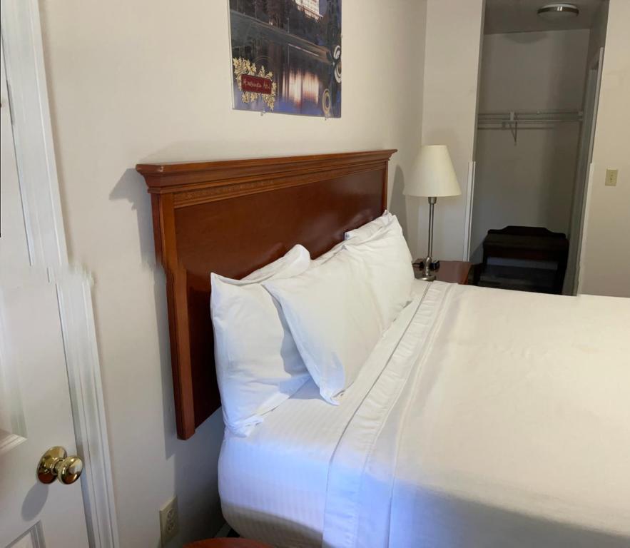 Postel nebo postele na pokoji v ubytování Colonial Motel