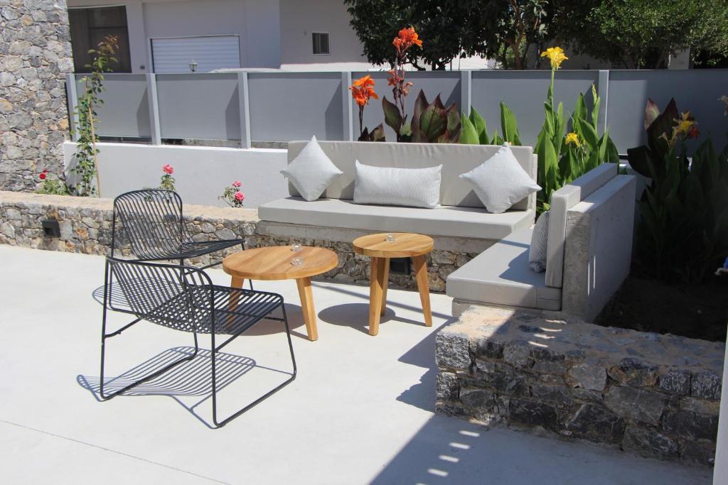 un patio con sofá, 2 sillas y una mesa en Chill and Thrill Apartments, en Mastichari