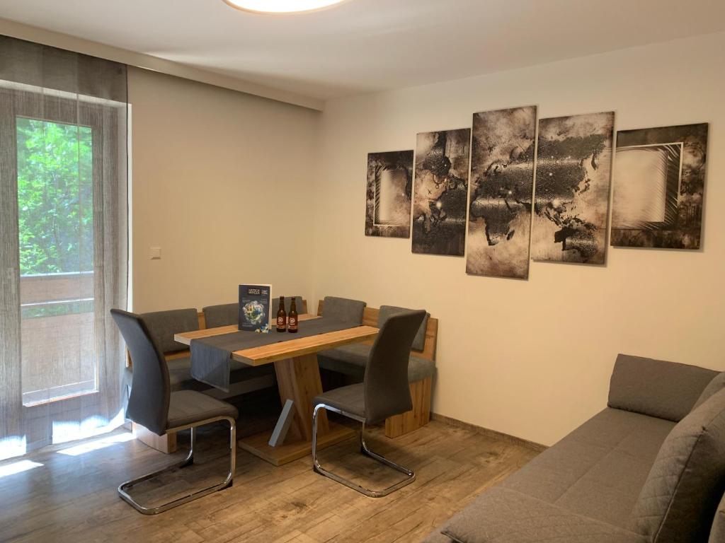 - une salle à manger avec une table, des chaises et un canapé dans l'établissement Katschi Lodge, à Katschberghöhe