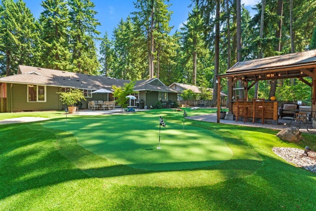 un campo de golf con putting green y cenador en The House at Gery National, en Lake Oswego