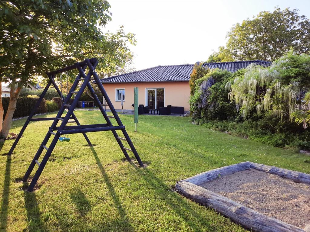 eine Schaukel im Hof eines Hauses in der Unterkunft Ferienhaus Am Anger in Gustow