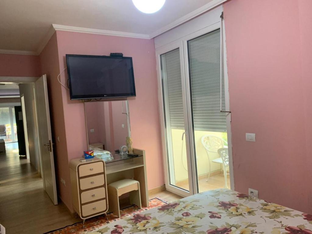 Televízia a/alebo spoločenská miestnosť v ubytovaní Mia's Sea View Apartment
