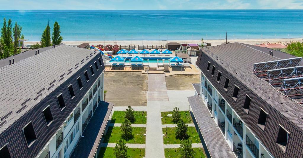O vedere a piscinei de la sau din apropiere de Santorini Beach Hotel Koblevo