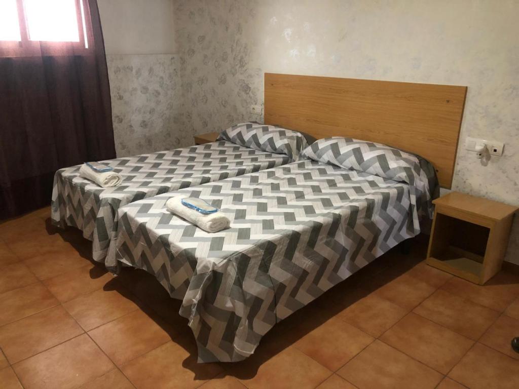 A bed or beds in a room at Hostal Casa Alonso