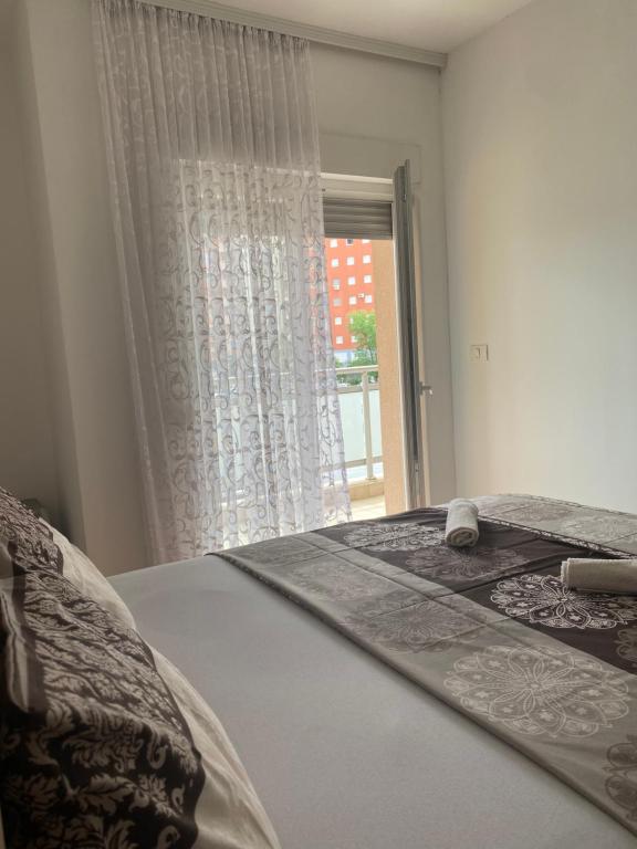 een slaapkamer met een bed en een raam bij Apartment Vesna City PG in Podgorica