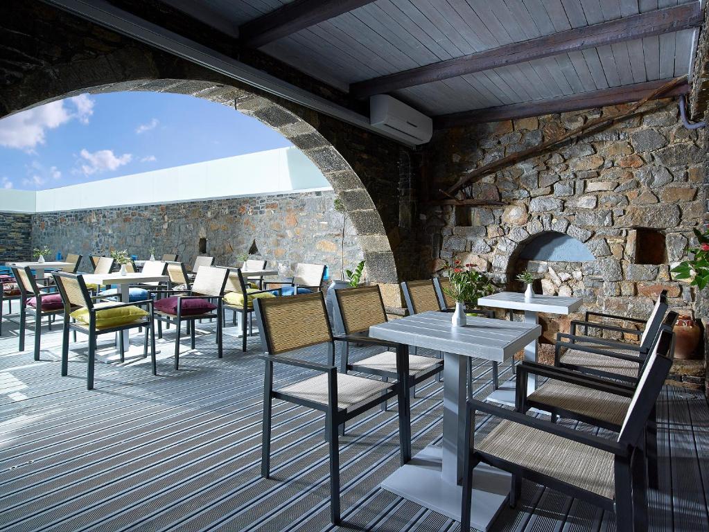 Reštaurácia alebo iné gastronomické zariadenie v ubytovaní Mistral Bay Hotel