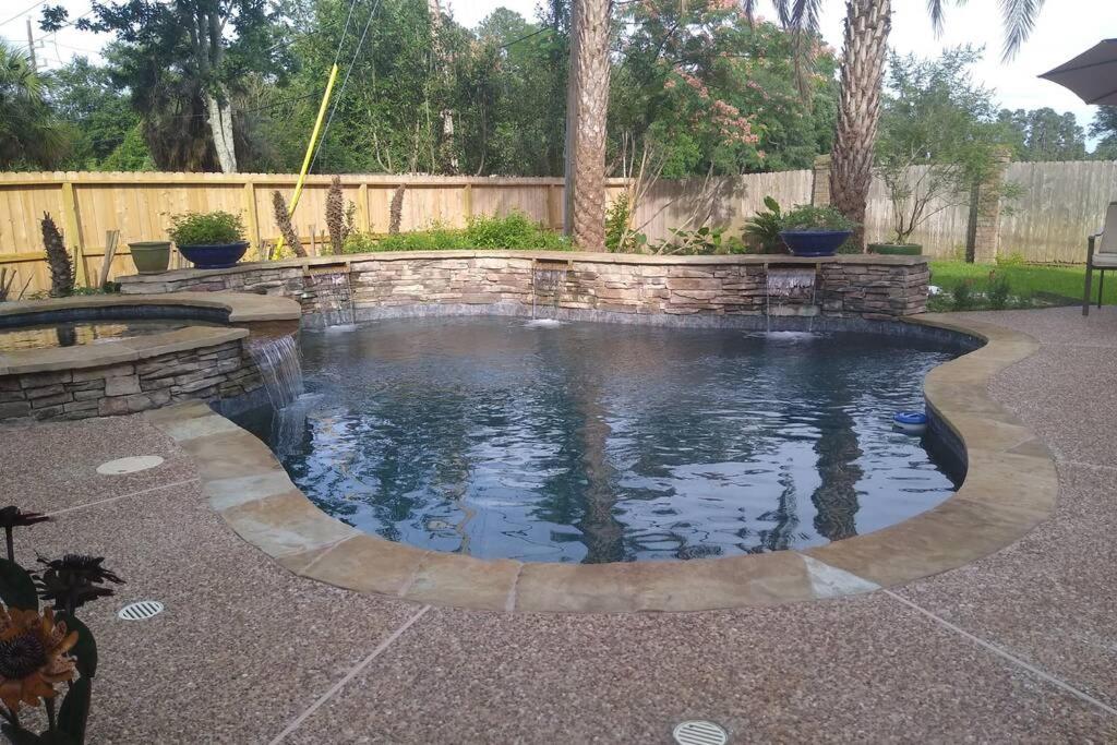 Private Pool/Spa Spacious Centrally Located Estate