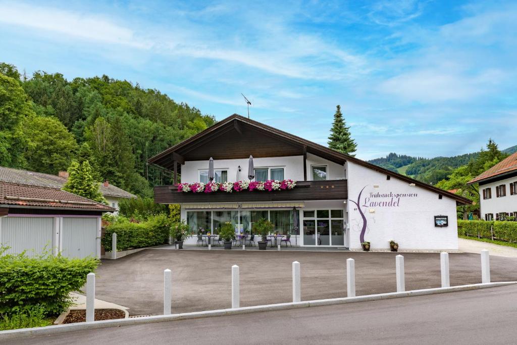 Un bâtiment avec des fleurs en haut dans l'établissement Frühstückspension Lavendel, à Oberaudorf