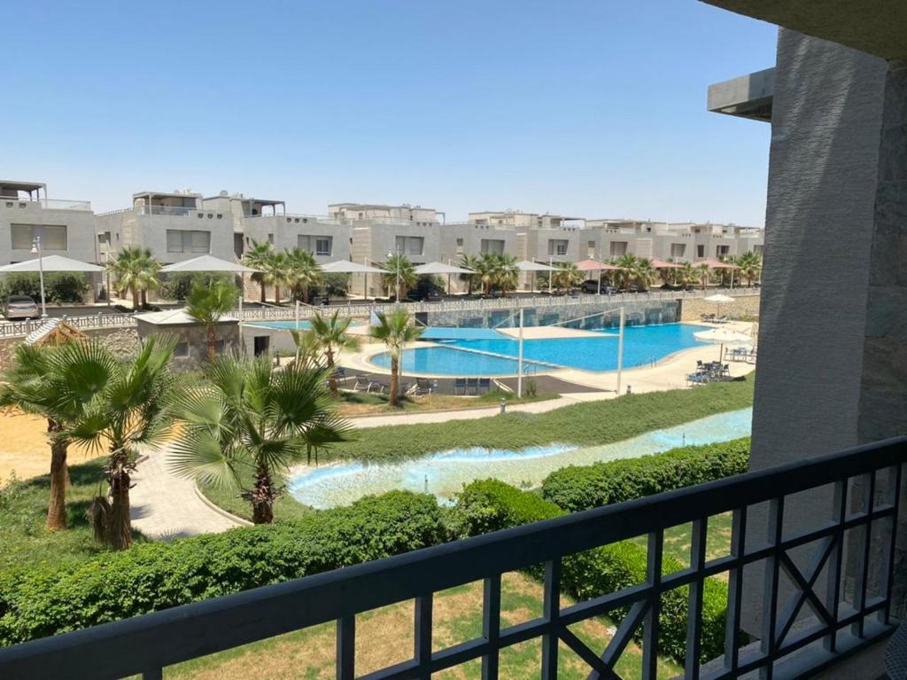- une vue sur la piscine depuis le balcon du complexe dans l'établissement Einbay pool view appartement, à Ain Sokhna