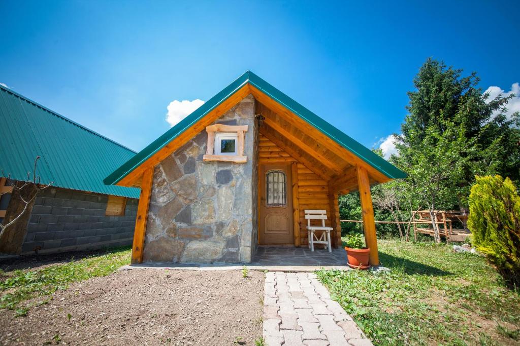 mały domek z bali z zielonym dachem w obiekcie Gazela Bungalov 2 w mieście Mojkovac