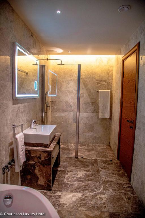 Koupelna v ubytování Charleson Luxury Hotel