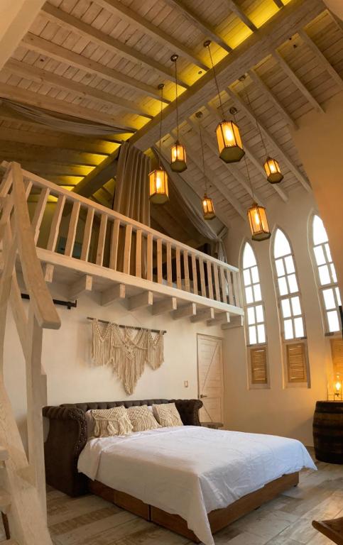 ein Schlafzimmer mit einem großen Bett und einem Loft in der Unterkunft Casa Martha hotel boutique in Tequisquiapan