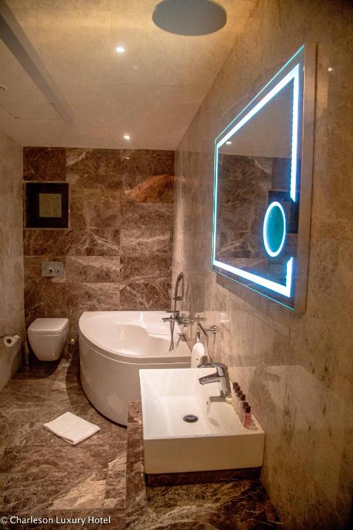 Koupelna v ubytování Charleson Luxury Hotel