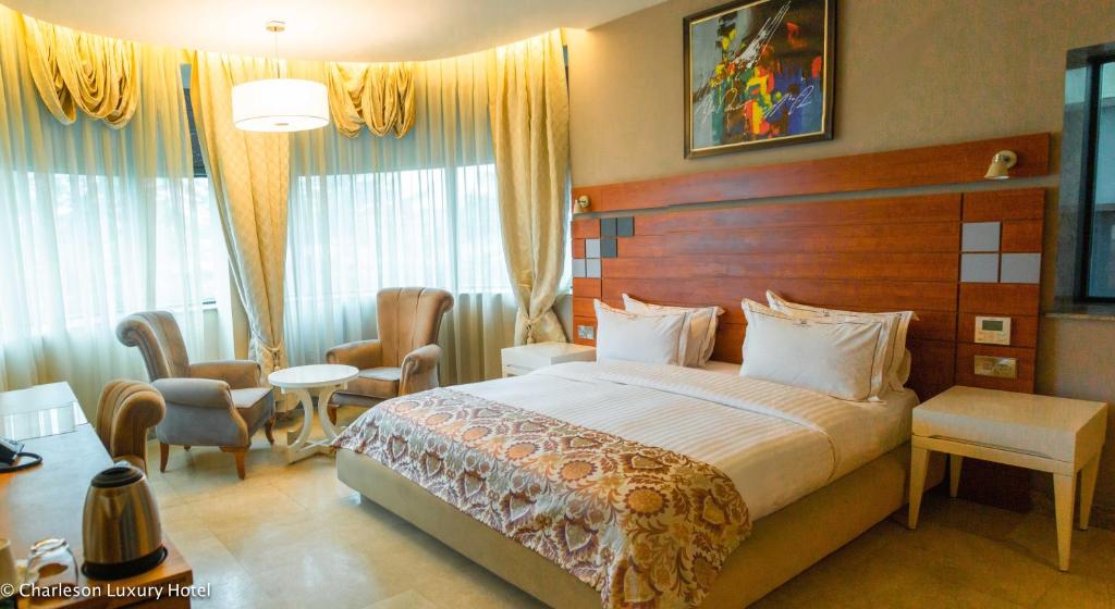 Postel nebo postele na pokoji v ubytování Charleson Luxury Hotel