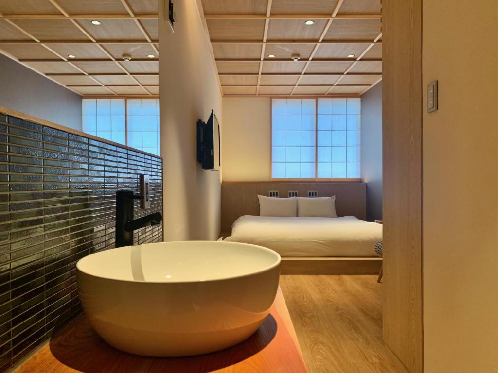 Postel nebo postele na pokoji v ubytování 利々 京都 lili hotel kyoto