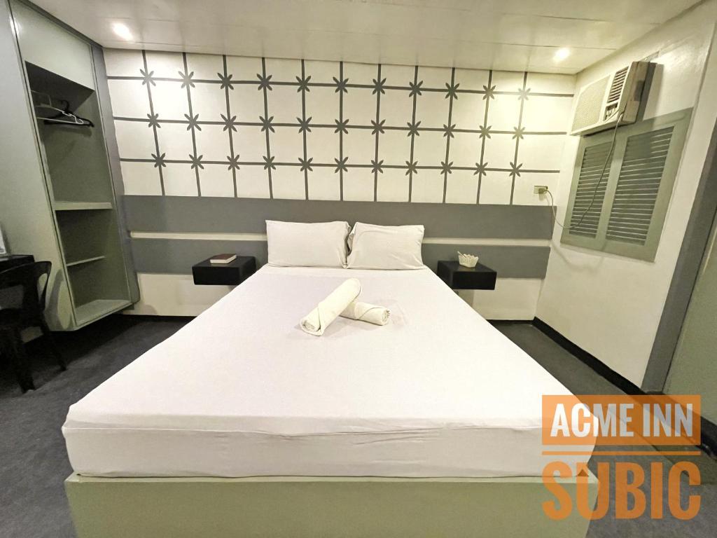 Postel nebo postele na pokoji v ubytování ACME Inn Subic
