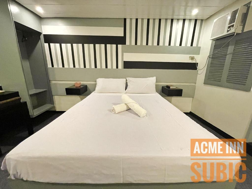 Postel nebo postele na pokoji v ubytování ACME Inn Subic