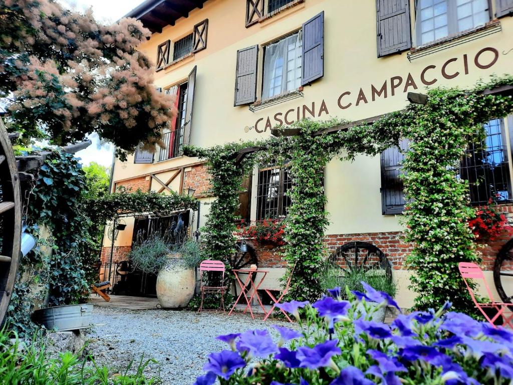 a building with a sign that reads cestina campagna at B&B Relais Cascina al Campaccio in Taino