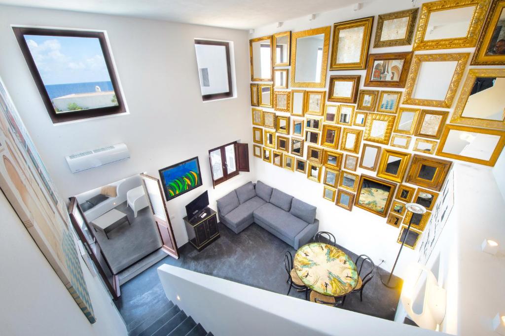 una vista aérea de una sala de estar con fotos en la pared en Casa Due Lune, en Stromboli