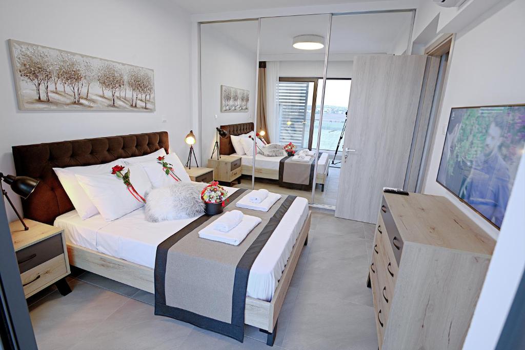 Golden Tree Apartment - Housity