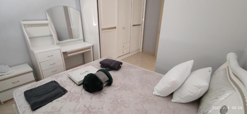 ein Zimmer mit einem Tisch und einer Tasche darauf in der Unterkunft Wonderful Sea View Apartment Qerret in Golem