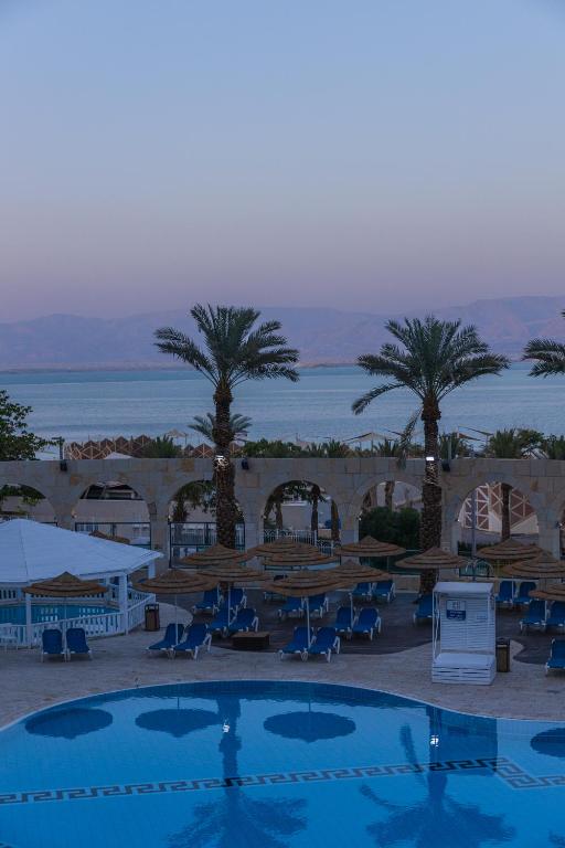 Bazén v ubytování Enjoy Dead Sea Hotel nebo v jeho okolí