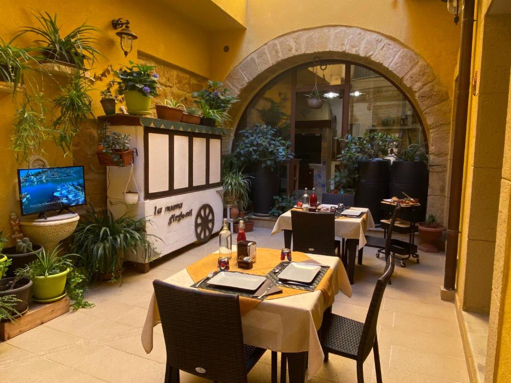 アグリジェントにあるラ ヌオーヴァ ギルジェンティのテーブルと椅子が備わるレストラン