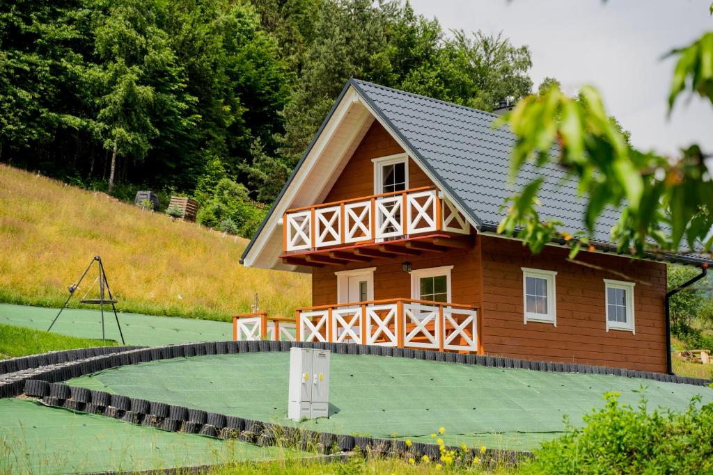 dom na zielonym dachu w obiekcie Beskidzki Domek w Wiśle