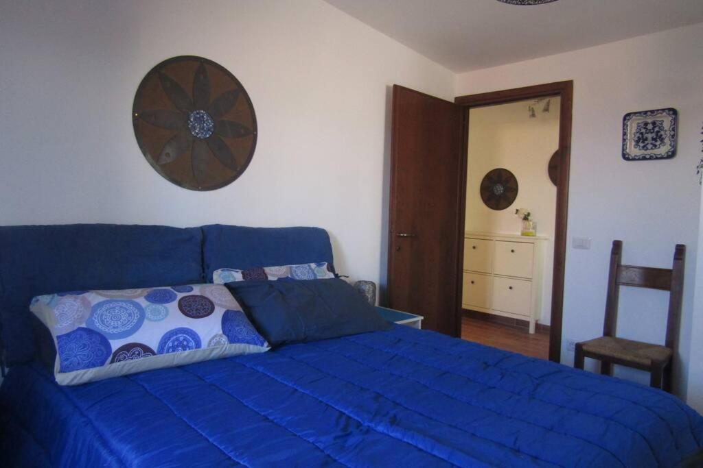 un letto blu con piumone blu in una camera da letto di Casa Angelina a Gavignano