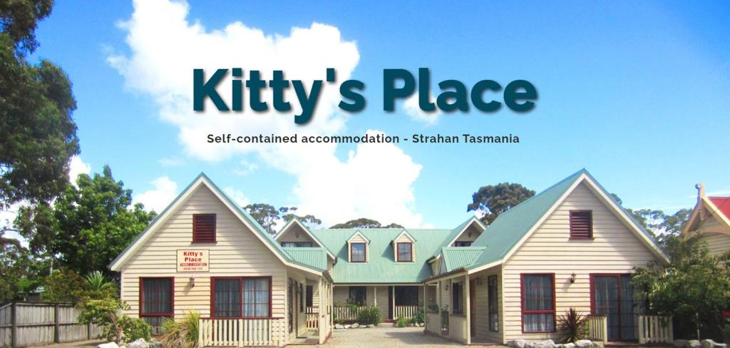 Kitty's Cottages - Managed by BIG4 Strahan Holiday Retreat في ستراهان: صف من البيوت مع الكلمات kitys place on the cover