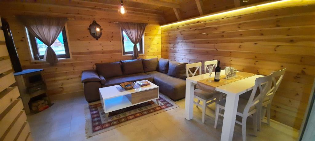 un soggiorno con un divano e un tavolo di Mountain house Bjanka a Žabljak