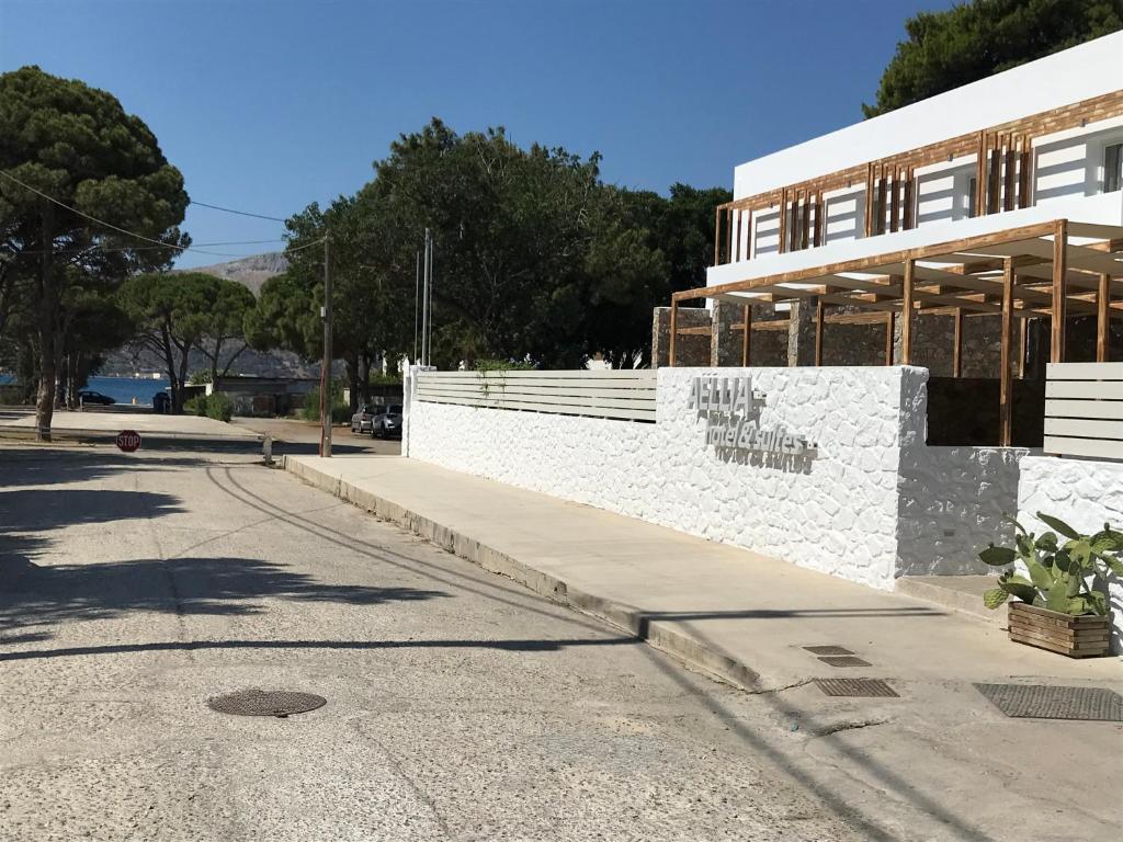 ein Gebäude am Straßenrand in der Unterkunft AELLIA HOTEL & SUITES LEROS in Lakkíon