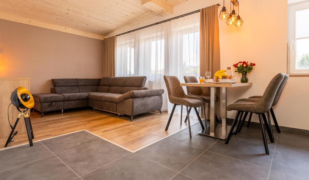 Villa Gloria Rooms & Apartments - Квартира с балконом