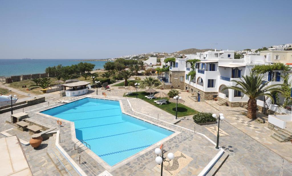 uma imagem de uma piscina numa villa em Akti Aegeou em Ayios Sostis