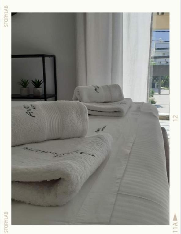 Łóżko lub łóżka w pokoju w obiekcie Avra Apartment