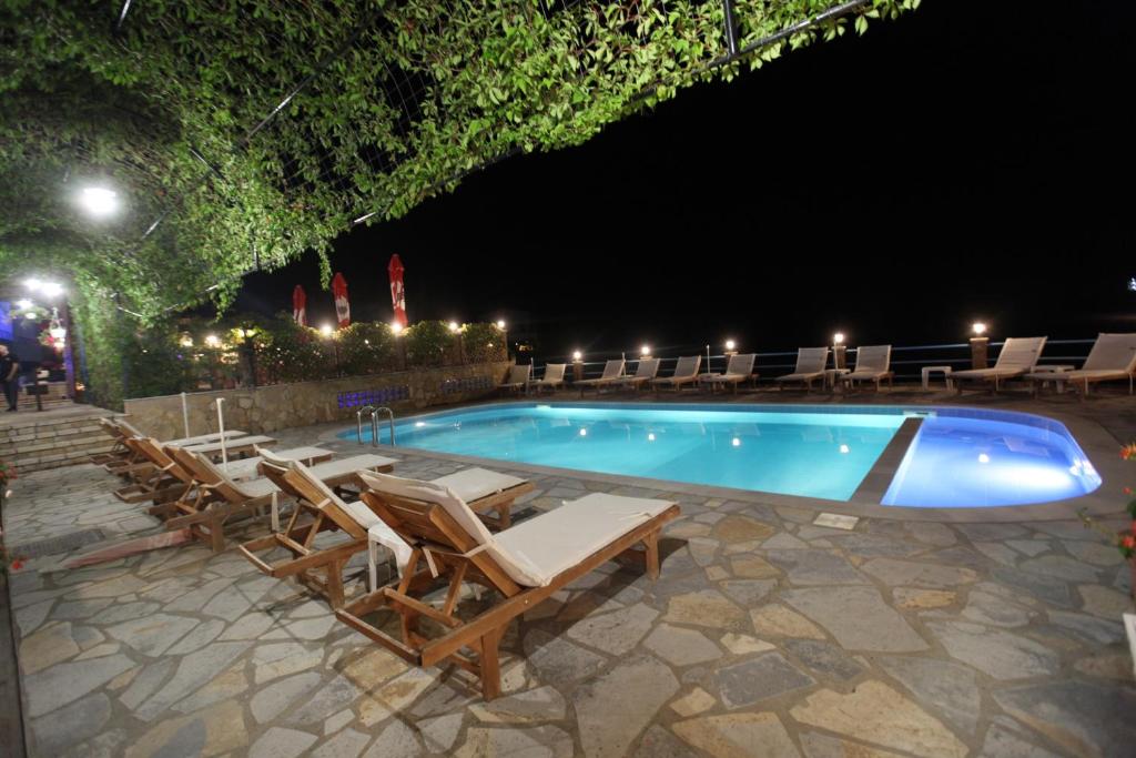 Piscina a Itaka Hotel Lukova o a prop