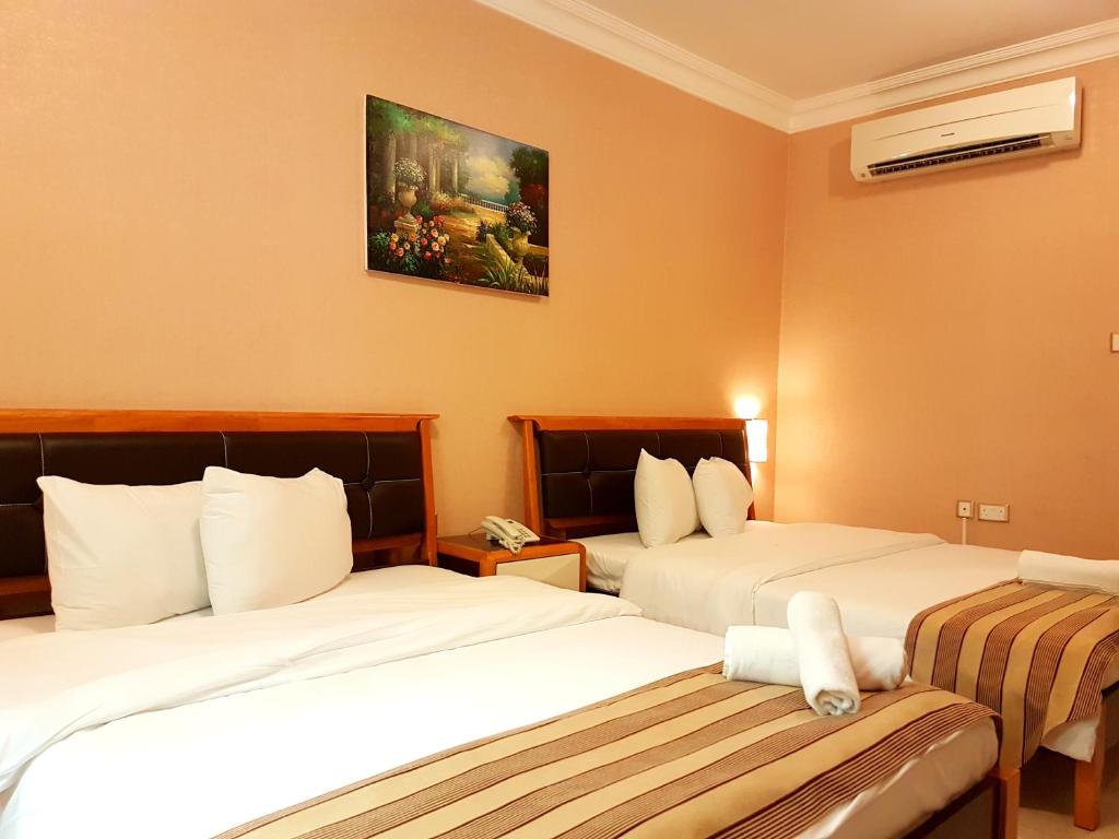 Postel nebo postele na pokoji v ubytování Al Ghubrah Plaza Hotel