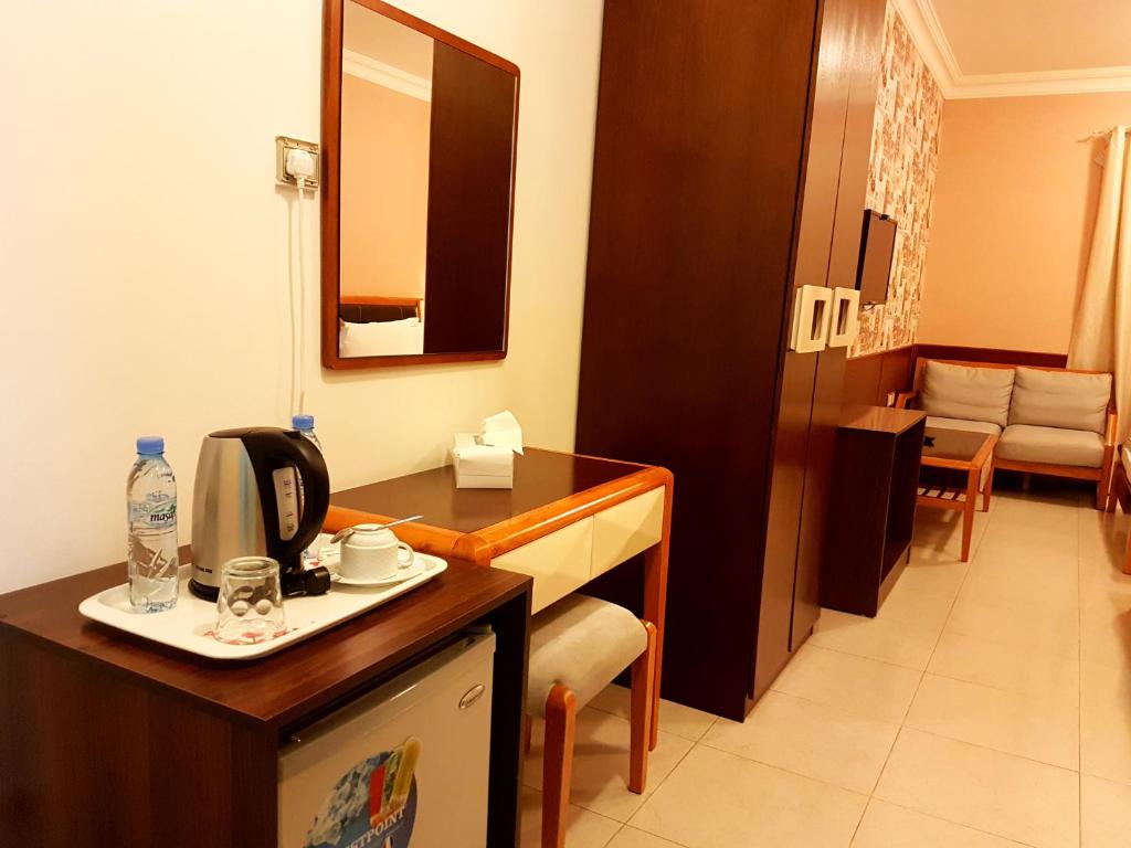 Postel nebo postele na pokoji v ubytování Al Ghubrah Plaza Hotel