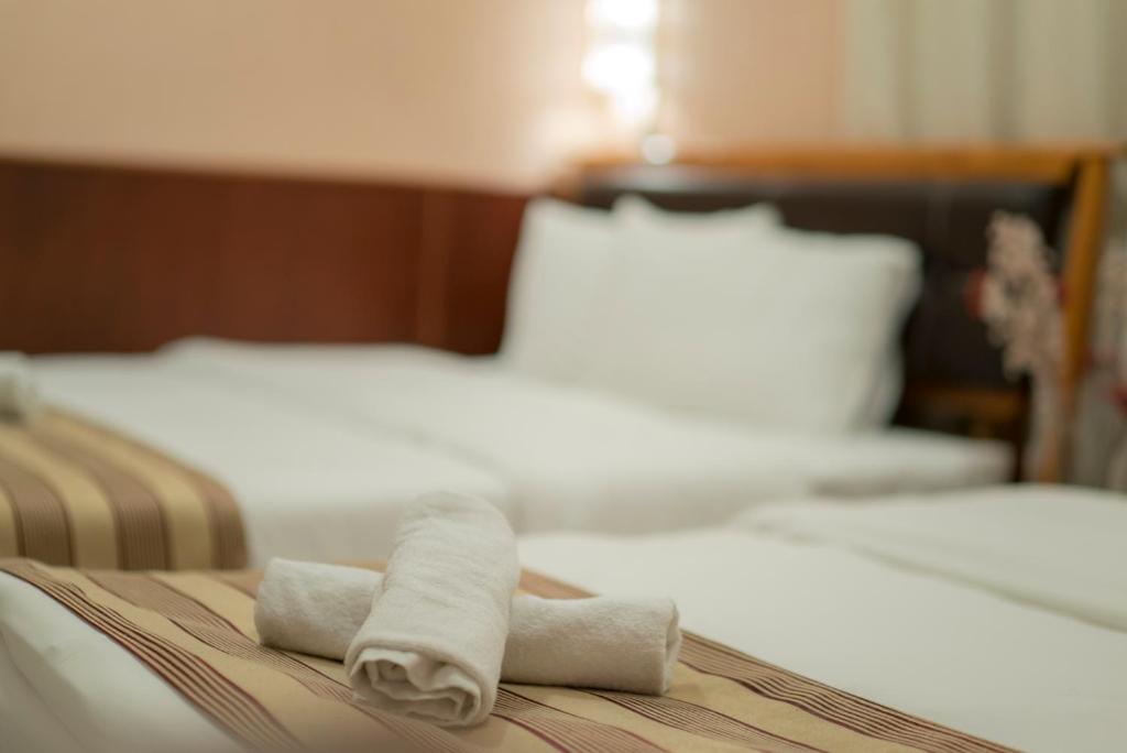 Postel nebo postele na pokoji v ubytování Al Ghubrah Plaza Hotel
