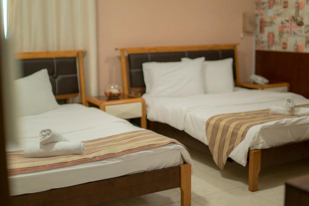 Postel nebo postele na pokoji v ubytování Al Ghubrah Plaza Hotel