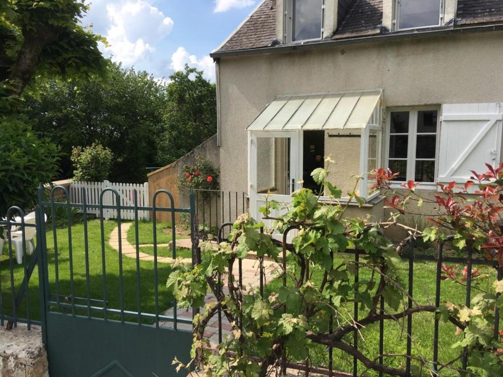 een hek voor een huis met een tuin bij L' Huis-au-Tilleul in Quarré-les-Tombes