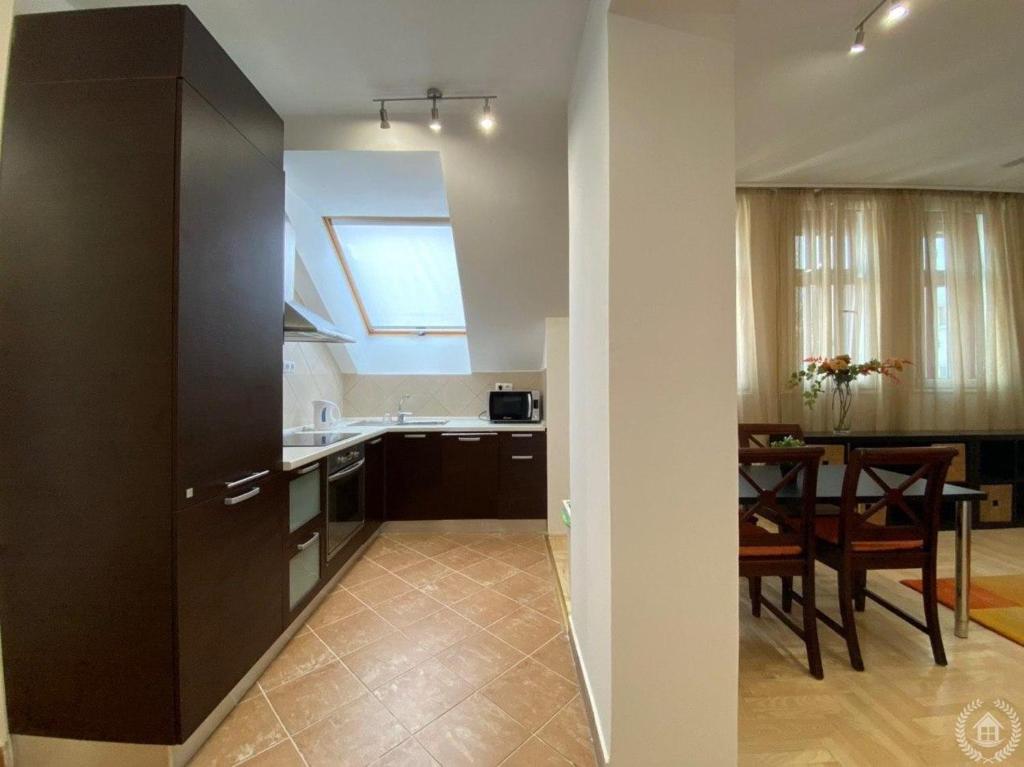 Kuchyň nebo kuchyňský kout v ubytování Downtown Gozsdu Vibe Apartments