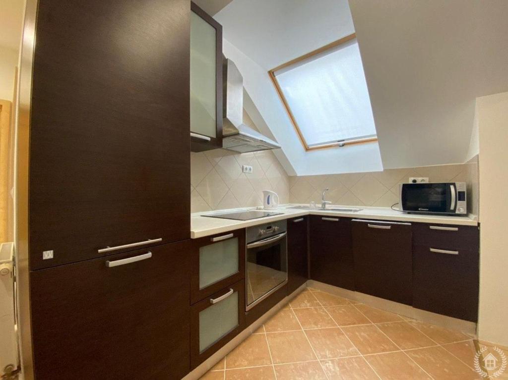 Kuchyň nebo kuchyňský kout v ubytování Downtown Gozsdu Vibe Apartments