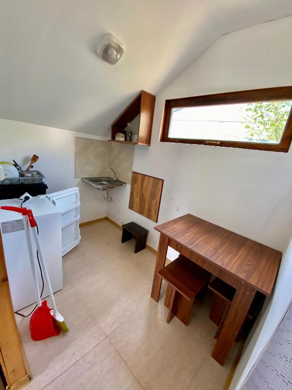 Kuchyň nebo kuchyňský kout v ubytování Cabins in Magnetiti, Ureki