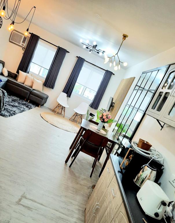 Kuchyň nebo kuchyňský kout v ubytování Amaia Steps Nuvali fully furnished unit with swimming pool view near Carmelray Pitland