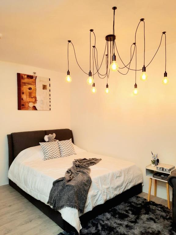 Postel nebo postele na pokoji v ubytování Amaia Steps Nuvali fully furnished unit with swimming pool view near Carmelray Pitland