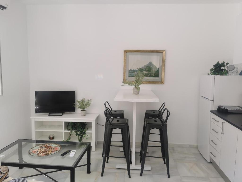 Telewizja i/lub zestaw kina domowego w obiekcie Apartamentos Sanlúcar Beach 2 y 3