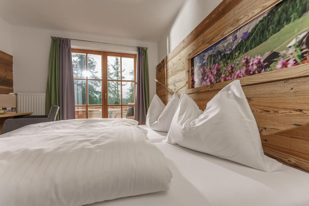 A bed or beds in a room at Naturhotel Lärchenhof