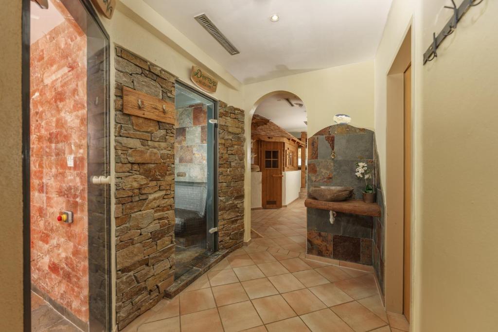 A bathroom at Naturhotel Lärchenhof